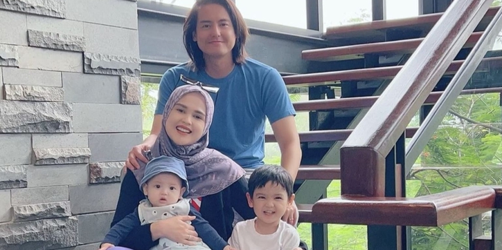 Potret Harmonis Keluarga Roger Danuarta dan Cut Meyriska