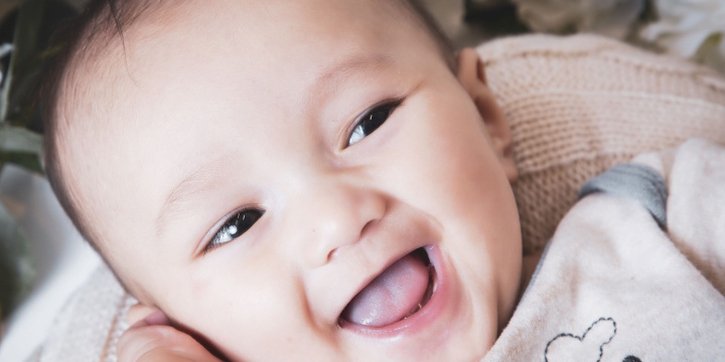 Gusi Bayi Putih, Normalkah? Ini Penyebab dan Cara Mengatasinya