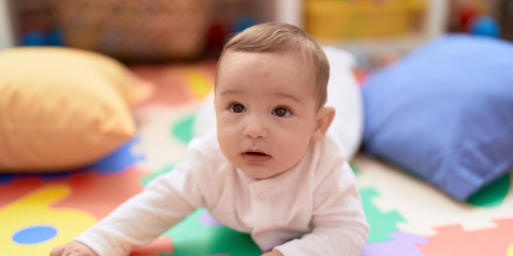 12 Stimulasi Bayi 5 Bulan untuk Melatih Motorik dan Kognitif