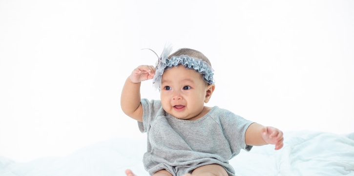 7 Cara Mudah untuk Melatih Bayi Duduk