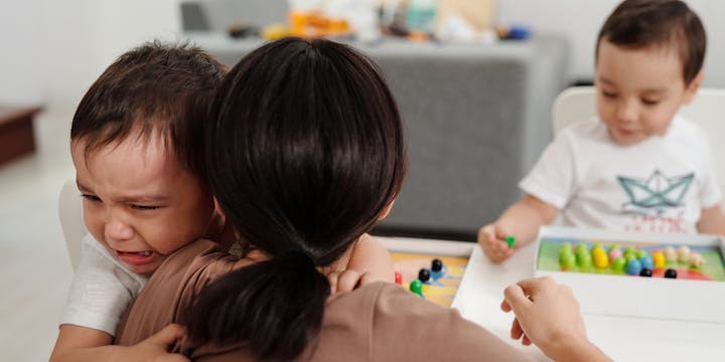 7 Cara Mengatasi Anak Tantrum di Depan Umum