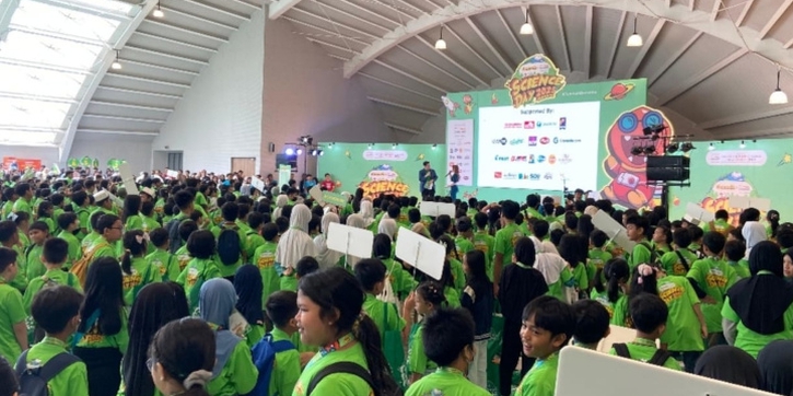 Mischka dan Devon Temani 810 Ilmuwan Cilik Jelajah Sains di Gramedia Science Day 2025 Jakarta