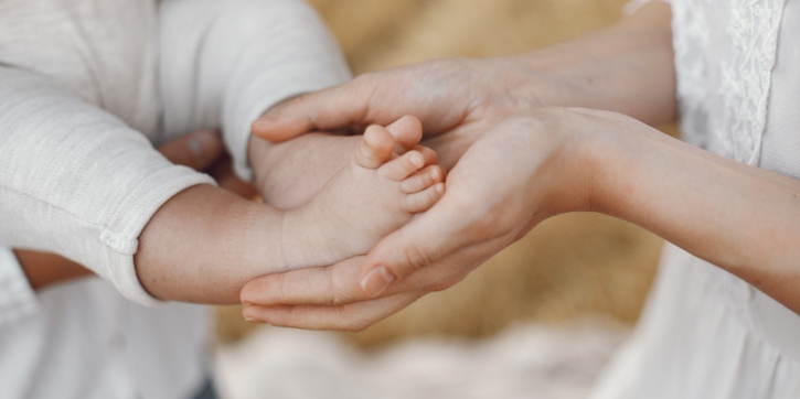 Telapak Tangan dan Kaki Anak Panas? Ini Penyebab dan Cara Mengatasinya