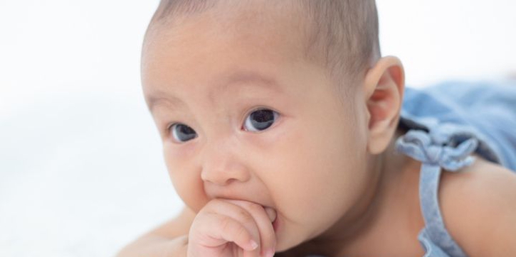 Fase Oral Bayi, Saat Si Kecil Senang Memasukkan Benda ke Mulut
