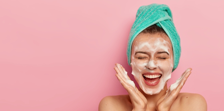 Bikin Kulit Wajah Glowing, Ini Manfaat Lengkap Double Cleansing