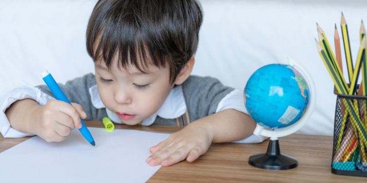 Moms, Ini Tips Belajar Menulis Kata untuk Anak TK