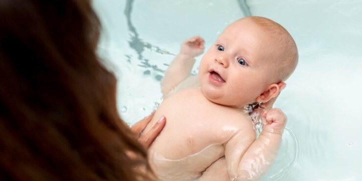 Jangan Salah! Perawatan Kulit Sensitif Bayi Dimulai sejak Dimandikan
