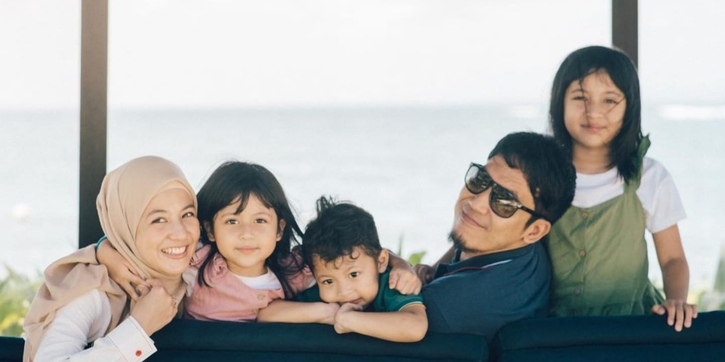 Potret Harmonis dan Kompak Keluarga Desta dan&nbsp;Natasha Rizky