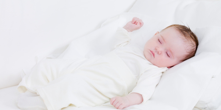 Ini Manfaat dan Risiko Bayi Tidur dengan Bantal Bayi