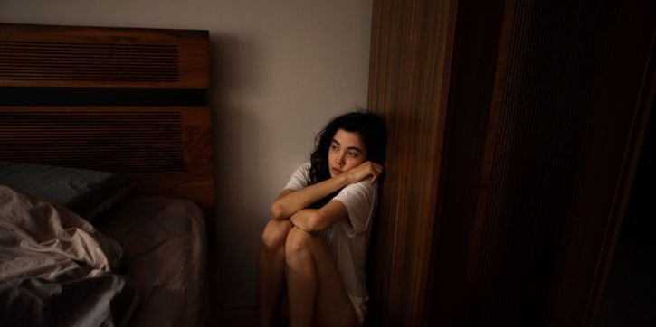 Beda dengan Baby Blues, Moms Wajib Kenali Depresi Pasca Melahirkan