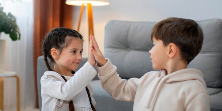 Orang Tua Perlu Bijak, Ini Cara Efektif Mengatasi Sibling Rivalry pada Anak