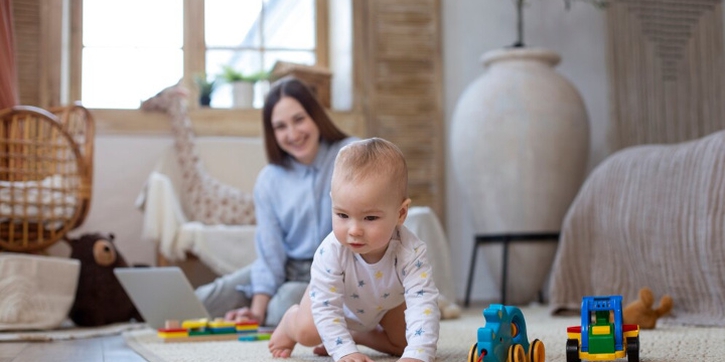 7 Manfaat Bermain Sensory Play untuk Bayi