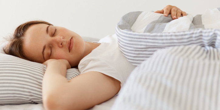 5 Rekomendasi Weighted Blanket untuk Tidur yang Nyaman