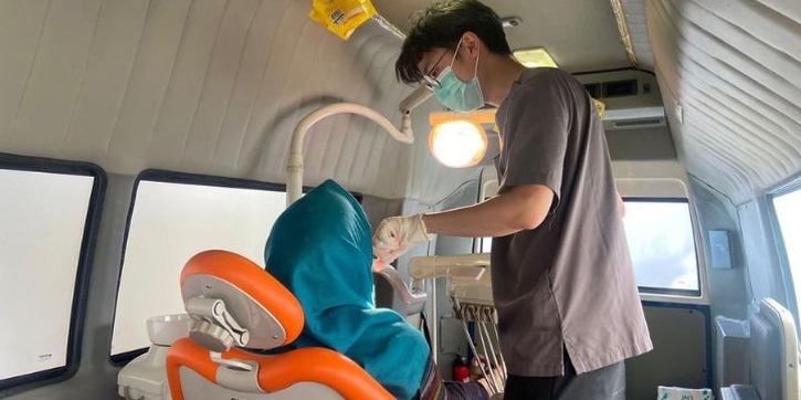 Bahaya Tersembunyi Gigi Ompong, Ini Manfaat Pakai Gigi Palsu