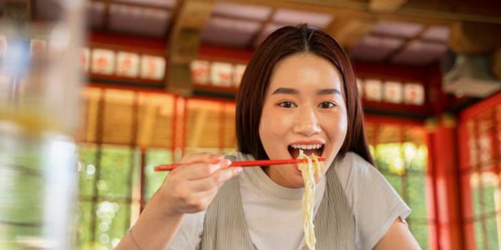 5 Manfaat Kesehatan Makan Pakai Sumpit