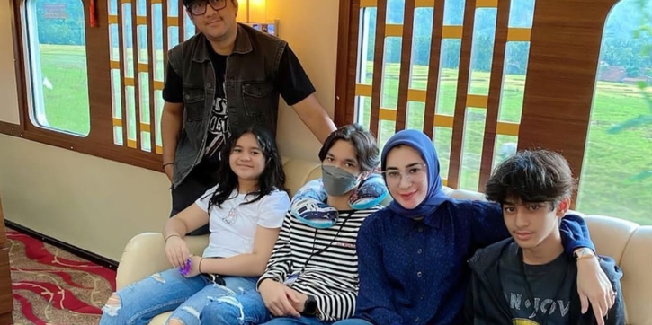 Potret Kedekatan Anggota Geng The Prediksi dengan Anak-anaknya