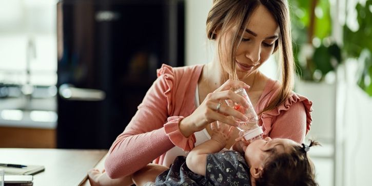 Kapan Bayi Boleh Minum Air Putih?
