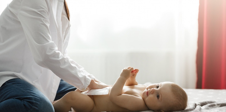 Tinja Bayi Berwarna Putih, Normalkah dan Apa Penyebabnya?