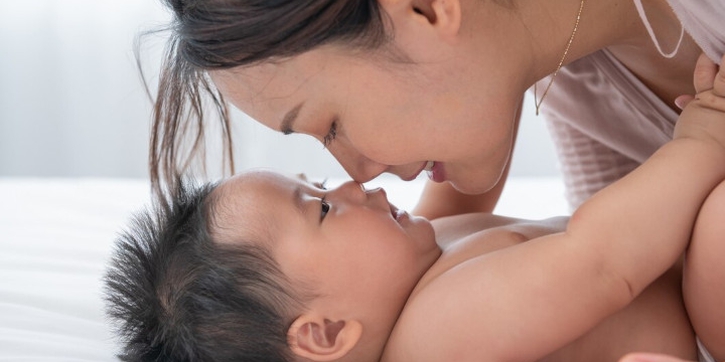Moms, Coba Cara Ini untuk Stimulasi Sensorik Bayi Baru Lahir