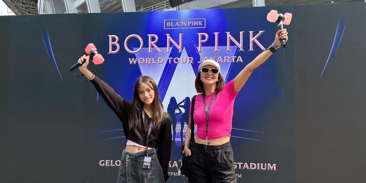 Serunya Para Celebrity Moms Temani Anak Nonton Konser BLACKPINK
