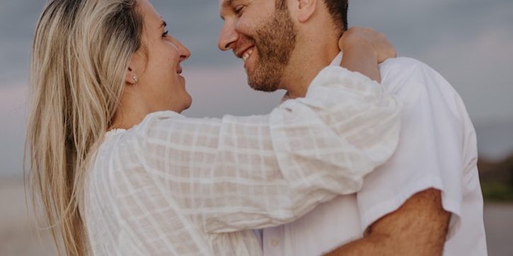 30 Ucapan Happy Wedding Anniversary Romantis untuk Pasangan