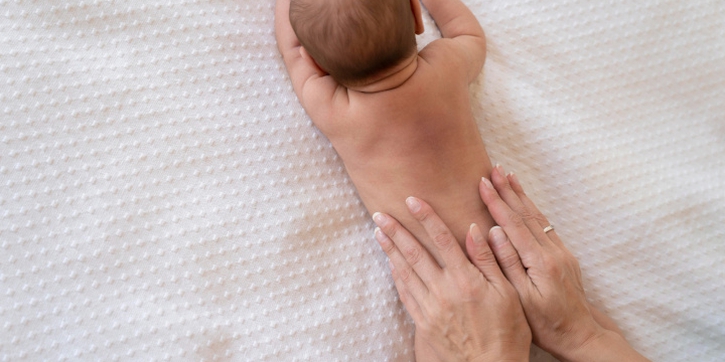 Rekomendasi Minyak Pijat Bayi yang Aman untuk Si Kecil