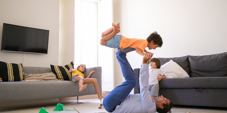 Bukan Hanya untuk Bonding, Ini Deretan Manfaat Bermain Aktif Bersama Anak