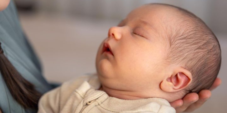 Jangan Keliru, Begini Cara Membersihkan Telinga Bayi