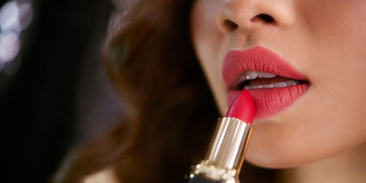 5 Pilihan Warna Lipstik yang Cocok untuk Kulit Sawo Matang