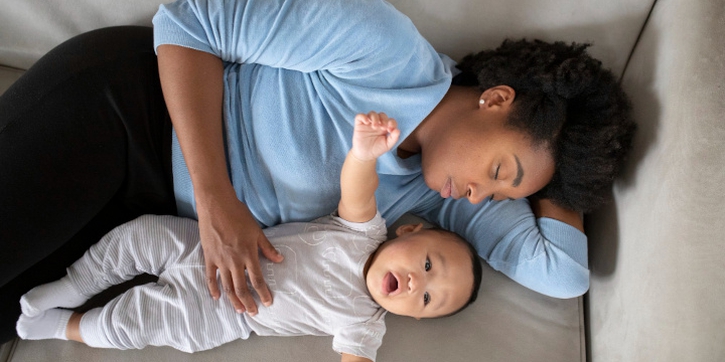 Kenapa Bayi Sering Melihat ke Atas? Ini Penjelasannya, Moms