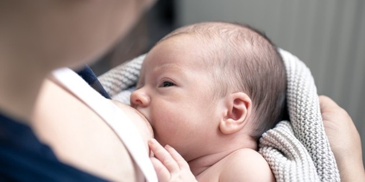 Penting! Ini Cara Mengatasi Bayi yang Tersedak ASI