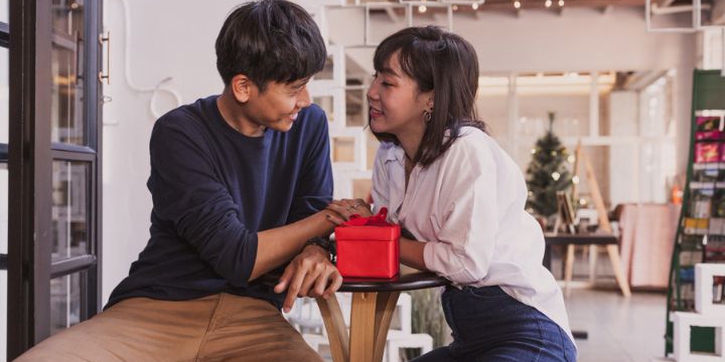 Bukan Cuma Romantis, Ini 7 Inspirasi Kado untuk Suami yang Bermanfaat