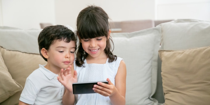 Mata Anak Berkedip-kedip Karena HP, Ini Cara Mengatasinya, Moms