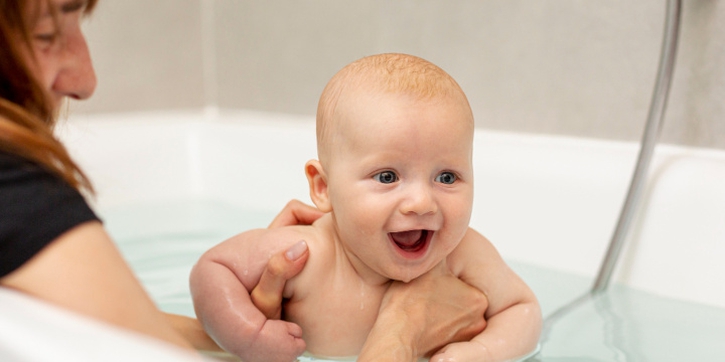 Bayi Habis Imunisasi Apakah Boleh Mandi? Ini Jawabannya, Moms