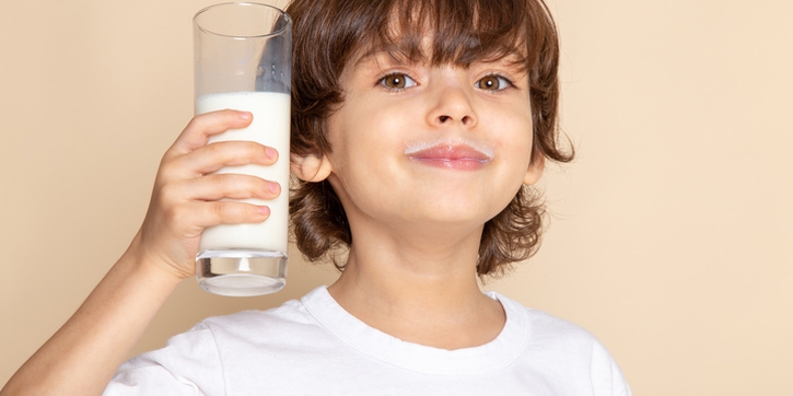 10 Manfaat Minum Susu Sapi Segar untuk Anak