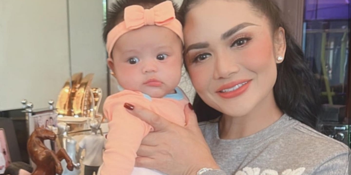 Sudah Punya Cucu, Para Selebriti Ini Tetap Awet Muda dan Cantik Memesona