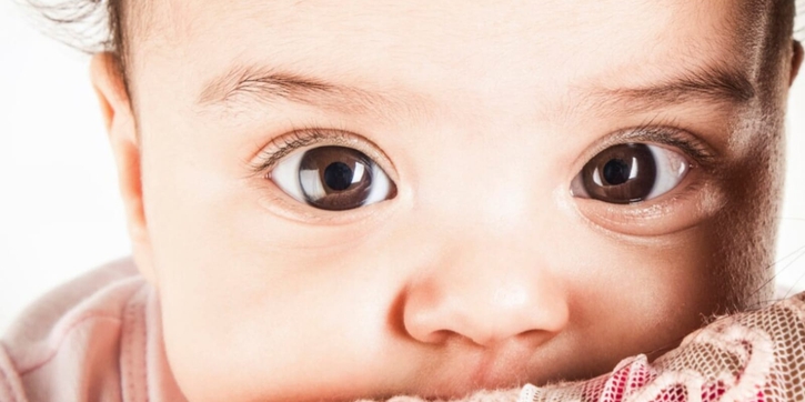 Umur Berapa Bayi Bisa Melihat? Cek Tahapan Perkembangan Penglihatannya, Moms!
