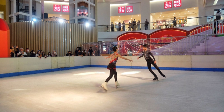 Sambut Natal, Yuk, Ikutan Petualangan Seru Bermain Salju di Ice Rink dan Snow Playground!