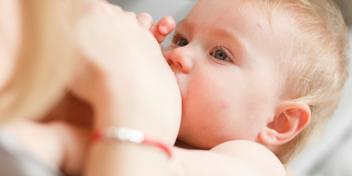 Bayi Berkeringat saat Menyusu, Tanda Penyakit Berbahaya?