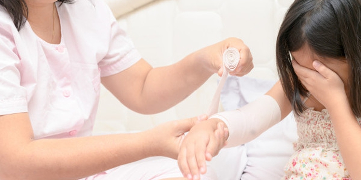 Si Kecil Cedera, Bawa ke Dokter atau Ahli Pijat?