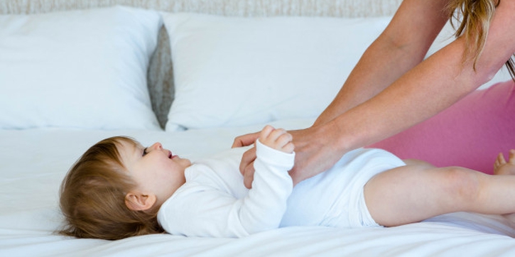 Moms Perlu Tahu, Ini Efek Menggelitiki Bayi