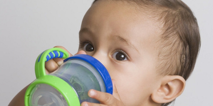 Si Kecil Mulai Minum Dari Cangkir