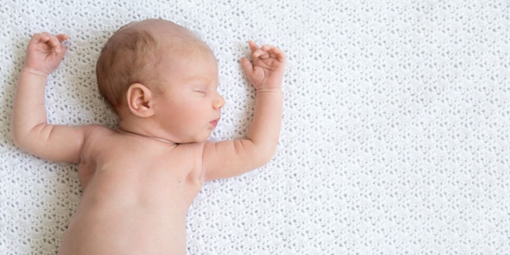 4 Alasan Newborn Tak Perlu Bantal Saat Tidur