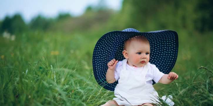 Kenapa Bayi Menangis Saat Didudukkan di Atas Rumput?