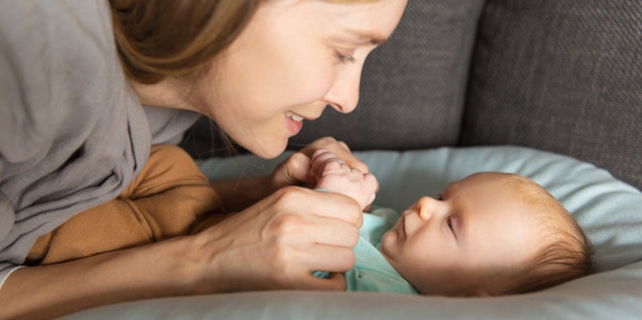 Begini Cara Berkomunikasi yang Tepat dengan Bayi, Moms