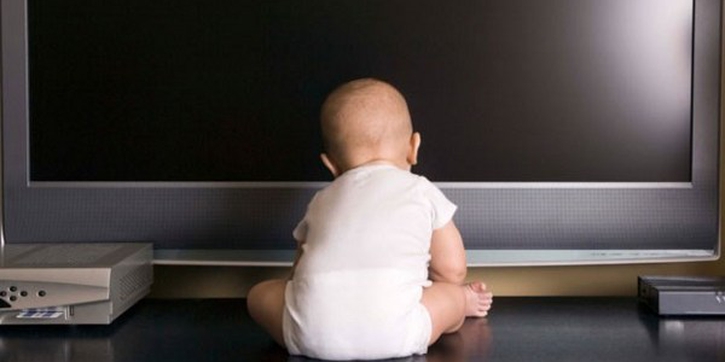Jangan Biarkan Bayi Menonton Televisi!
