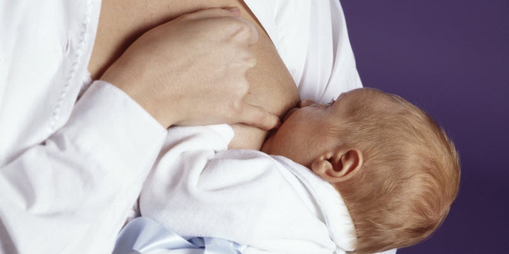 Pengasuh Ini Dipecat karena Menyusui Bayi Tanpa Izin