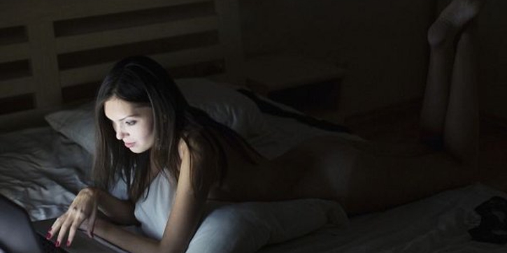 Orangtua Kecanduan Gadget Sebelum Tidur
