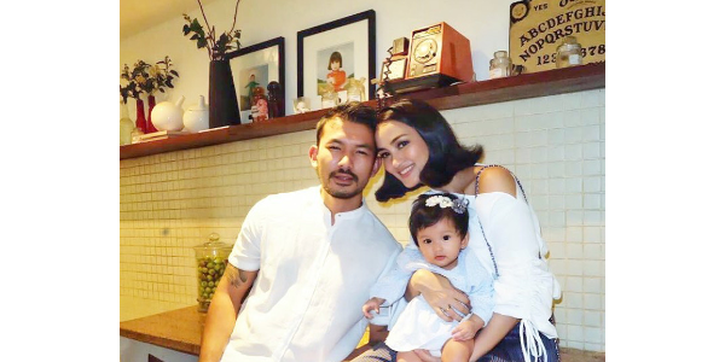 Ini Cara Atiqah Hasiholan & Rio Dewanto Mengasuh Anak