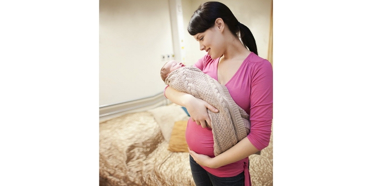 5 Tips Menggendong Bayi Menggunakan Kain